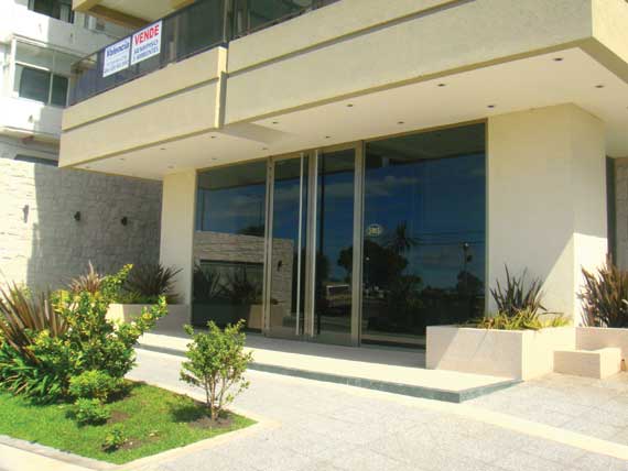 Primer plano del acceso al edificio.